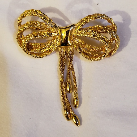 VNTG Gold Tone Polished and Textured Bow Brooch - Picture 5 of 6